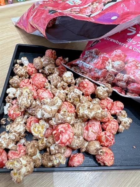 Bỏng Ngô Nhật Mix Vị Dâu & Chocolate - Image 1