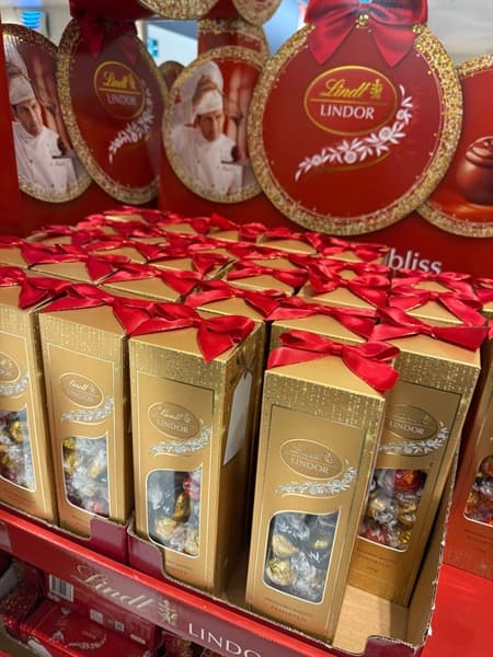 Lindt Lindor Hộp vàng nơ đỏ 396gram - Image 1