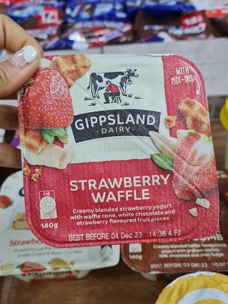 Sữa Chua Hạt Sấy Gippsland Dairy Úc Vị Dâu Tây Bánh Quế 140g - Image 1