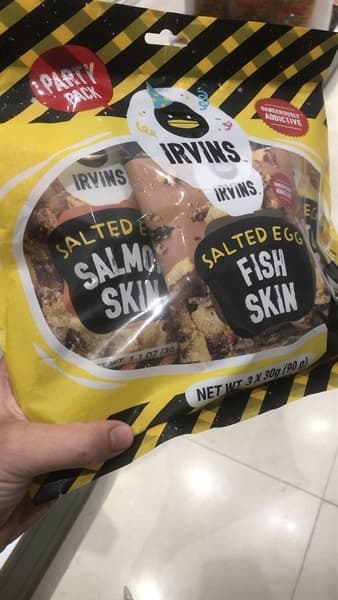 Snack Irvins Singapore Mix 3 Vị Da Cá Hồi Trứng Muối - Da Cá Trứng Muối - Khoai Tây Trứng Muối - Túi 90g - Image 1