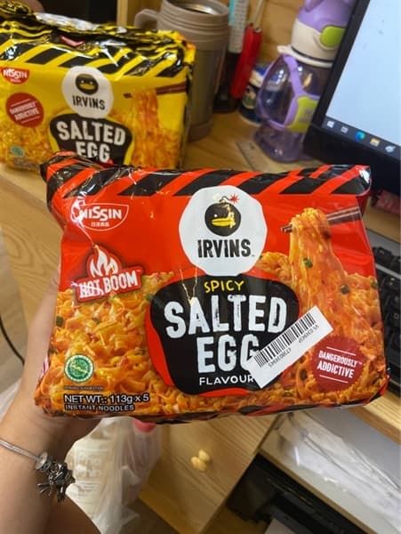 Mỳ Trứng Muối Irvin Vị Cay Salted Eggs Singapore 113gx 5 Gói - Image 1