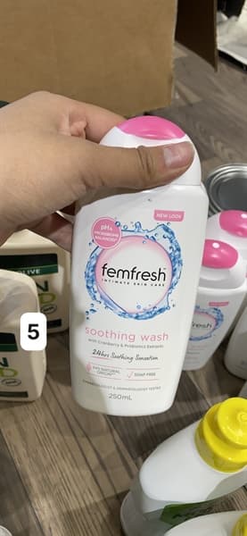 NƯỚC RỬA VỆ SINH FEMFRESH INTIMATE CARE SOOTHING WHAS KHÁNG VIÊM, NẤM NGỨA ( TRẮNG NẮP HỒNG ) - Image 1