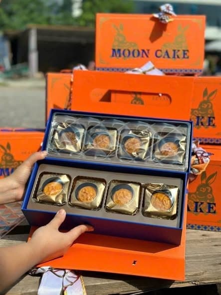 Bánh Trung Thu KK Lava Custard Mooncake Nhân Trứng Chảy - Hộp 8 Cái
